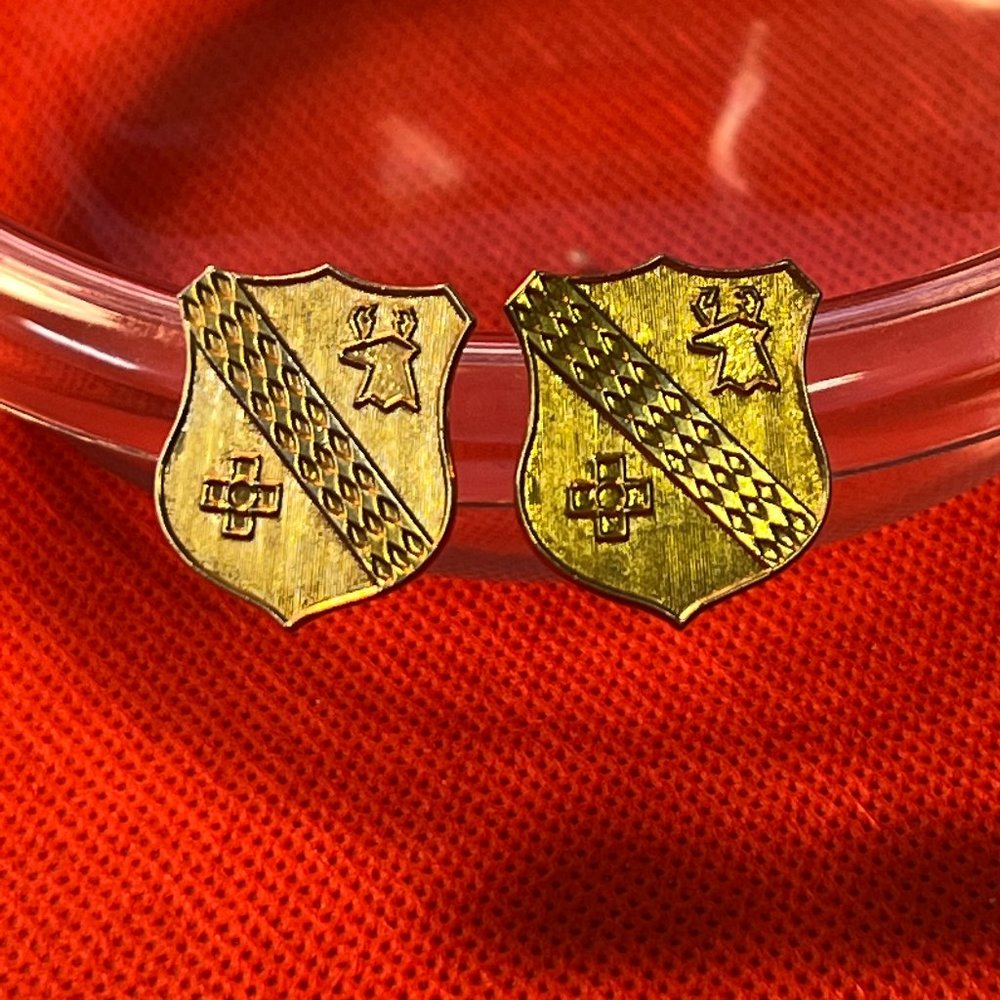 Vintage Crest or Shield Gold Tone Clip On Earrings 0242